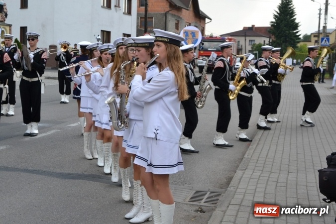 Zdjęcie w galerii na portalu naszraciborz.pl: Parada marszowa i koncert z muzyką filmową i rockową w parku przy pałacu Lichnowskich wiadomości z regionu