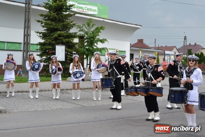 Zdjęcie w galerii na portalu naszraciborz.pl: Parada marszowa i koncert z muzyką filmową i rockową w parku przy pałacu Lichnowskich wiadomości z regionu