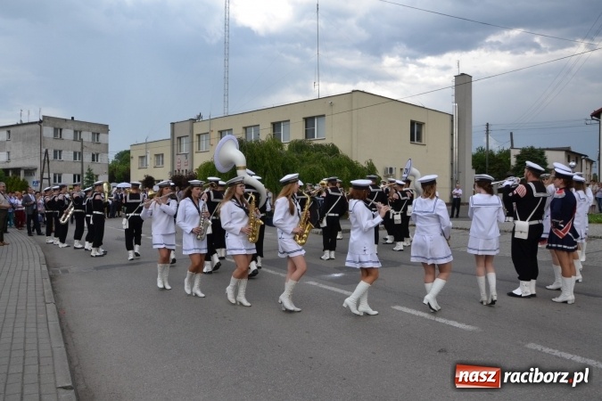 Zdjęcie w galerii na portalu naszraciborz.pl: Parada marszowa i koncert z muzyką filmową i rockową w parku przy pałacu Lichnowskich wiadomości z regionu