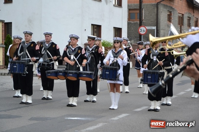Zdjęcie w galerii na portalu naszraciborz.pl: Parada marszowa i koncert z muzyką filmową i rockową w parku przy pałacu Lichnowskich wiadomości z regionu