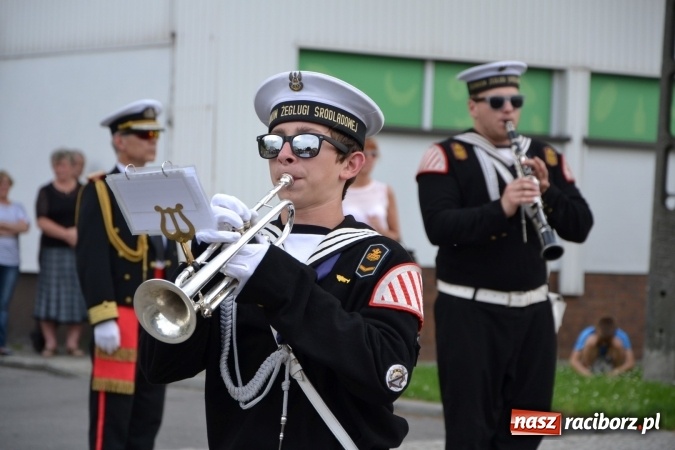 Zdjęcie w galerii na portalu naszraciborz.pl: Parada marszowa i koncert z muzyką filmową i rockową w parku przy pałacu Lichnowskich wiadomości z regionu
