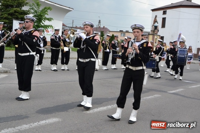 Zdjęcie w galerii na portalu naszraciborz.pl: Parada marszowa i koncert z muzyką filmową i rockową w parku przy pałacu Lichnowskich wiadomości z regionu