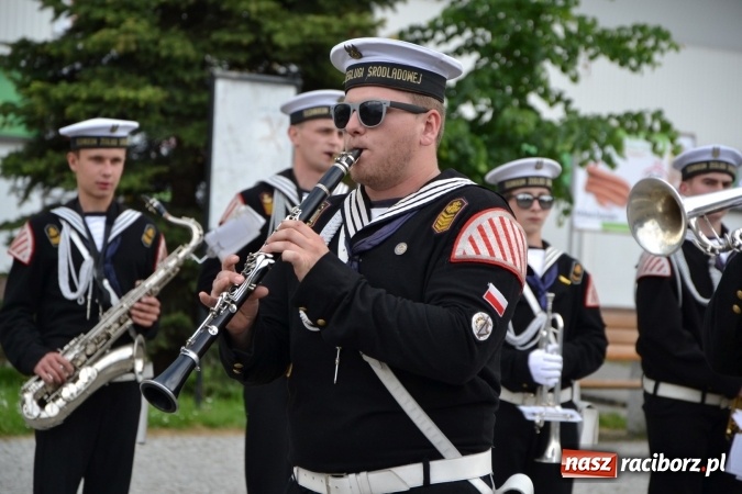 Zdjęcie w galerii na portalu naszraciborz.pl: Parada marszowa i koncert z muzyką filmową i rockową w parku przy pałacu Lichnowskich wiadomości z regionu
