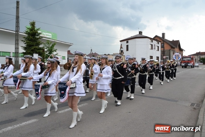 Zdjęcie w galerii na portalu naszraciborz.pl: Parada marszowa i koncert z muzyką filmową i rockową w parku przy pałacu Lichnowskich wiadomości z regionu