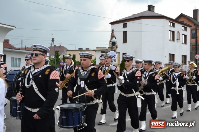 Zdjęcie w galerii na portalu naszraciborz.pl: Parada marszowa i koncert z muzyką filmową i rockową w parku przy pałacu Lichnowskich wiadomości z regionu