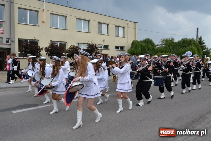 Zdjęcie w galerii na portalu naszraciborz.pl: Parada marszowa i koncert z muzyką filmową i rockową w parku przy pałacu Lichnowskich wiadomości z regionu