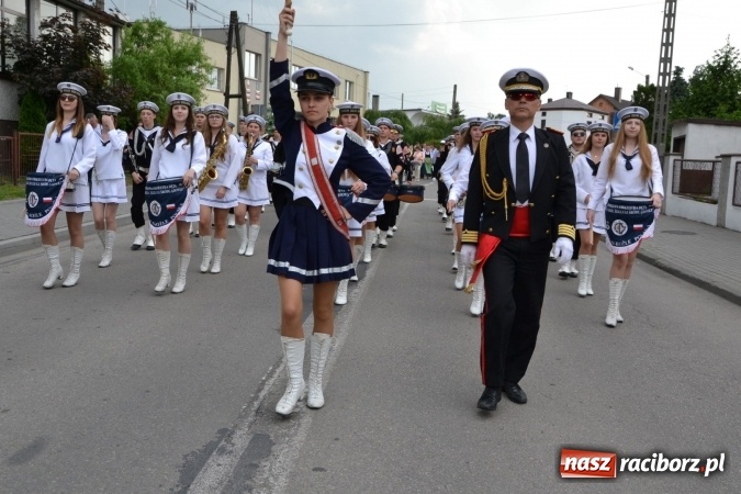 Zdjęcie w galerii na portalu naszraciborz.pl: Parada marszowa i koncert z muzyką filmową i rockową w parku przy pałacu Lichnowskich wiadomości z regionu