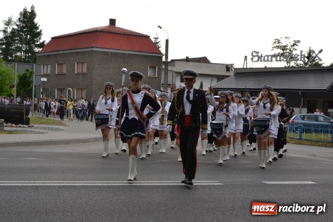 Zdjęcie w galerii na portalu naszraciborz.pl: Parada marszowa i koncert z muzyką filmową i rockową w parku przy pałacu Lichnowskich wiadomości z regionu