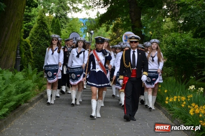 Zdjęcie w galerii na portalu naszraciborz.pl: Parada marszowa i koncert z muzyką filmową i rockową w parku przy pałacu Lichnowskich wiadomości z regionu