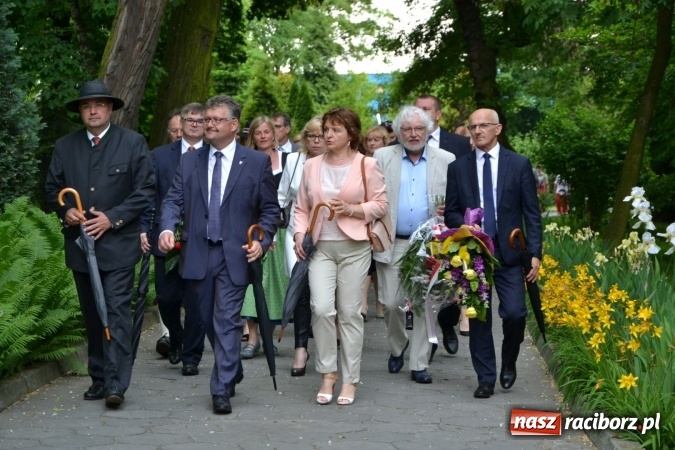 Zdjęcie w galerii na portalu naszraciborz.pl: Parada marszowa i koncert z muzyką filmową i rockową w parku przy pałacu Lichnowskich wiadomości z regionu