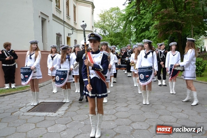 Zdjęcie w galerii na portalu naszraciborz.pl: Parada marszowa i koncert z muzyką filmową i rockową w parku przy pałacu Lichnowskich wiadomości z regionu