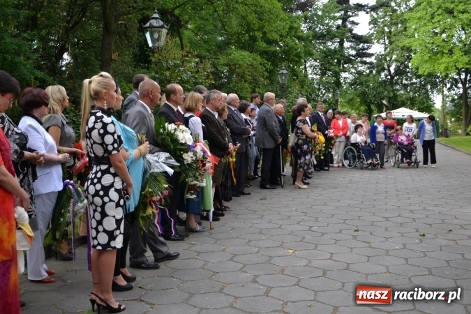 Zdjęcie w galerii na portalu naszraciborz.pl: Parada marszowa i koncert z muzyką filmową i rockową w parku przy pałacu Lichnowskich wiadomości z regionu