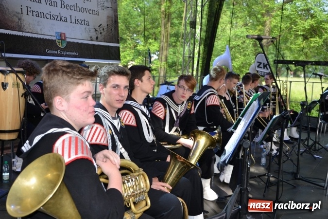 Zdjęcie w galerii na portalu naszraciborz.pl: Parada marszowa i koncert z muzyką filmową i rockową w parku przy pałacu Lichnowskich wiadomości z regionu