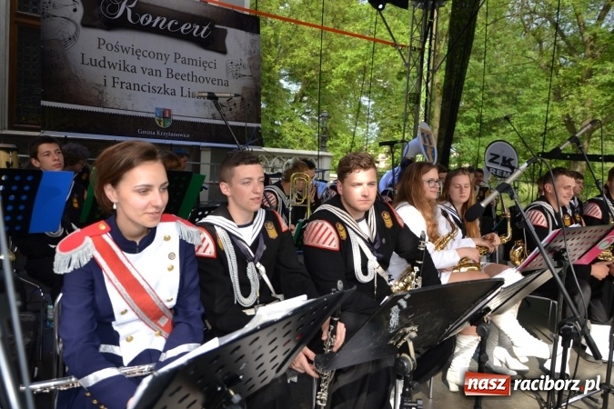 Zdjęcie w galerii na portalu naszraciborz.pl: Parada marszowa i koncert z muzyką filmową i rockową w parku przy pałacu Lichnowskich wiadomości z regionu