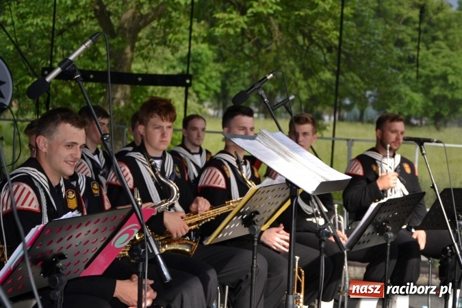 Zdjęcie w galerii na portalu naszraciborz.pl: Parada marszowa i koncert z muzyką filmową i rockową w parku przy pałacu Lichnowskich wiadomości z regionu