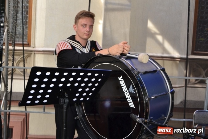 Zdjęcie w galerii na portalu naszraciborz.pl: Parada marszowa i koncert z muzyką filmową i rockową w parku przy pałacu Lichnowskich wiadomości z regionu