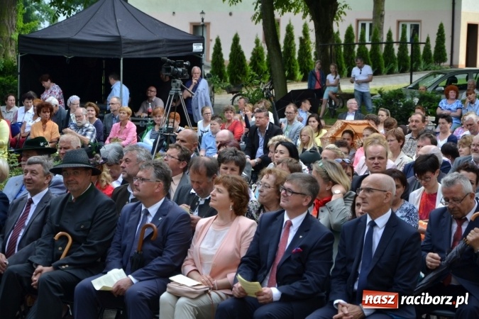Zdjęcie w galerii na portalu naszraciborz.pl: Parada marszowa i koncert z muzyką filmową i rockową w parku przy pałacu Lichnowskich wiadomości z regionu