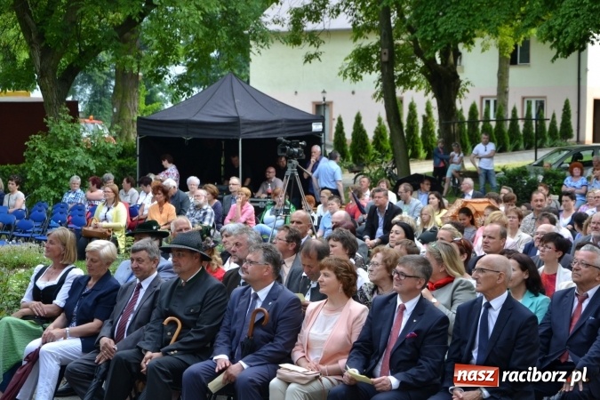 Zdjęcie w galerii na portalu naszraciborz.pl: Parada marszowa i koncert z muzyką filmową i rockową w parku przy pałacu Lichnowskich wiadomości z regionu