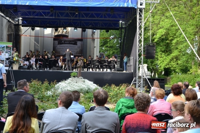 Zdjęcie w galerii na portalu naszraciborz.pl: Parada marszowa i koncert z muzyką filmową i rockową w parku przy pałacu Lichnowskich wiadomości z regionu