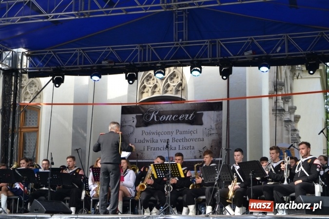 Zdjęcie w galerii na portalu naszraciborz.pl: Parada marszowa i koncert z muzyką filmową i rockową w parku przy pałacu Lichnowskich wiadomości z regionu
