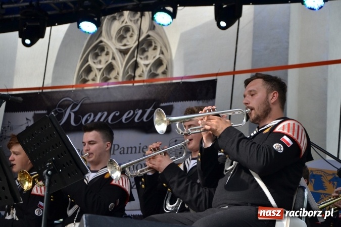 Zdjęcie w galerii na portalu naszraciborz.pl: Parada marszowa i koncert z muzyką filmową i rockową w parku przy pałacu Lichnowskich wiadomości z regionu