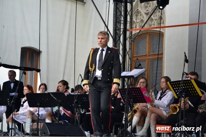 Zdjęcie w galerii na portalu naszraciborz.pl: Parada marszowa i koncert z muzyką filmową i rockową w parku przy pałacu Lichnowskich wiadomości z regionu