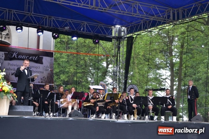 Zdjęcie w galerii na portalu naszraciborz.pl: Parada marszowa i koncert z muzyką filmową i rockową w parku przy pałacu Lichnowskich wiadomości z regionu