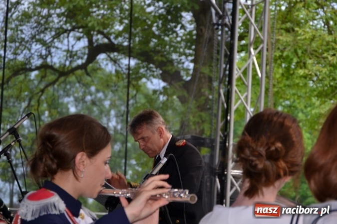 Zdjęcie w galerii na portalu naszraciborz.pl: Parada marszowa i koncert z muzyką filmową i rockową w parku przy pałacu Lichnowskich wiadomości z regionu