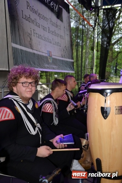 Zdjęcie w galerii na portalu naszraciborz.pl: Parada marszowa i koncert z muzyką filmową i rockową w parku przy pałacu Lichnowskich wiadomości z regionu