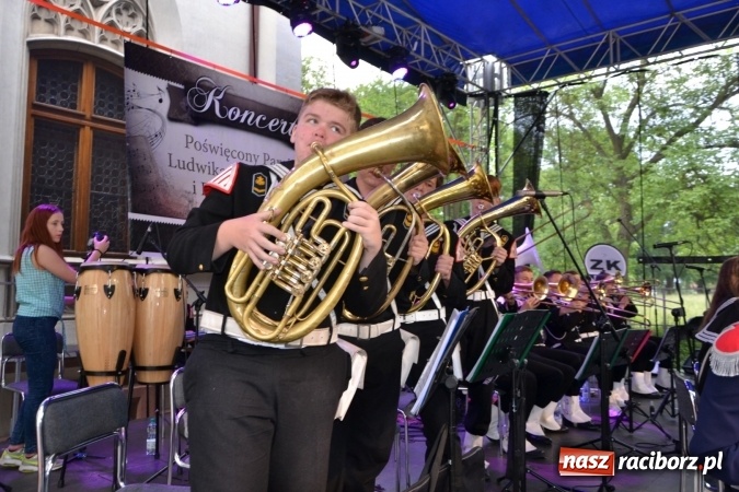 Zdjęcie w galerii na portalu naszraciborz.pl: Parada marszowa i koncert z muzyką filmową i rockową w parku przy pałacu Lichnowskich wiadomości z regionu