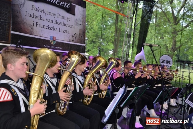 Zdjęcie w galerii na portalu naszraciborz.pl: Parada marszowa i koncert z muzyką filmową i rockową w parku przy pałacu Lichnowskich wiadomości z regionu