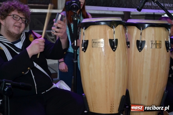 Zdjęcie w galerii na portalu naszraciborz.pl: Parada marszowa i koncert z muzyką filmową i rockową w parku przy pałacu Lichnowskich wiadomości z regionu