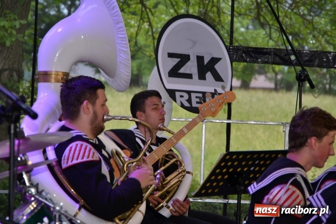 Zdjęcie w galerii na portalu naszraciborz.pl: Parada marszowa i koncert z muzyką filmową i rockową w parku przy pałacu Lichnowskich wiadomości z regionu