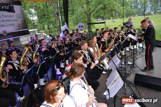 Zdjęcie w galerii na portalu naszraciborz.pl: Parada marszowa i koncert z muzyką filmową i rockową w parku przy pałacu Lichnowskich wiadomości z regionu