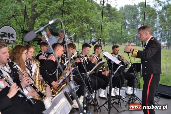 Zdjęcie w galerii na portalu naszraciborz.pl: Parada marszowa i koncert z muzyką filmową i rockową w parku przy pałacu Lichnowskich wiadomości z regionu