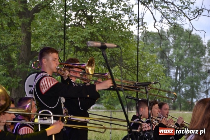Zdjęcie w galerii na portalu naszraciborz.pl: Parada marszowa i koncert z muzyką filmową i rockową w parku przy pałacu Lichnowskich wiadomości z regionu