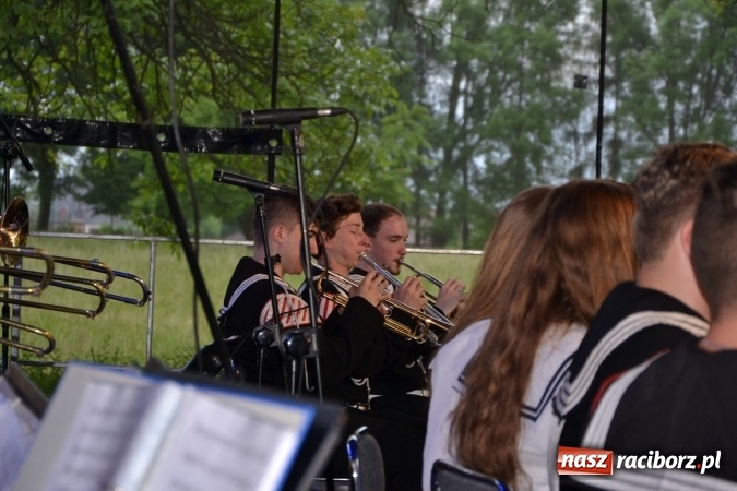 Zdjęcie w galerii na portalu naszraciborz.pl: Parada marszowa i koncert z muzyką filmową i rockową w parku przy pałacu Lichnowskich wiadomości z regionu