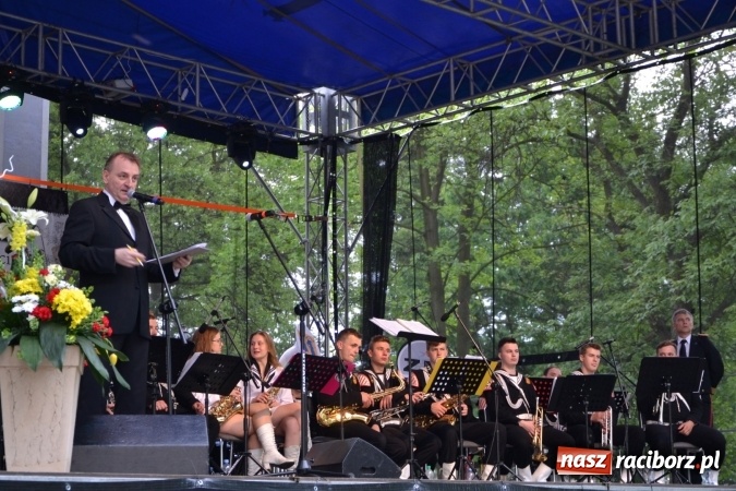 Zdjęcie w galerii na portalu naszraciborz.pl: Parada marszowa i koncert z muzyką filmową i rockową w parku przy pałacu Lichnowskich wiadomości z regionu