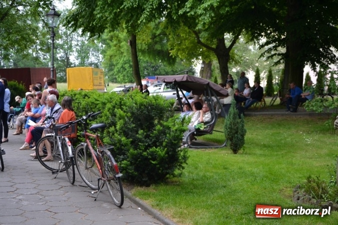 Zdjęcie w galerii na portalu naszraciborz.pl: Parada marszowa i koncert z muzyką filmową i rockową w parku przy pałacu Lichnowskich wiadomości z regionu