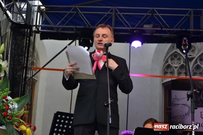 Zdjęcie w galerii na portalu naszraciborz.pl: Parada marszowa i koncert z muzyką filmową i rockową w parku przy pałacu Lichnowskich wiadomości z regionu