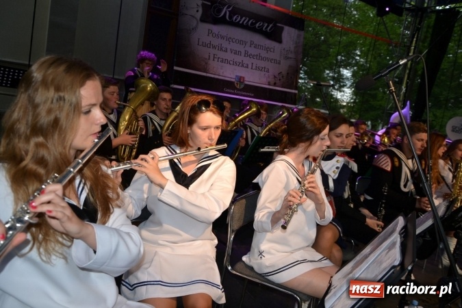 Zdjęcie w galerii na portalu naszraciborz.pl: Parada marszowa i koncert z muzyką filmową i rockową w parku przy pałacu Lichnowskich wiadomości z regionu