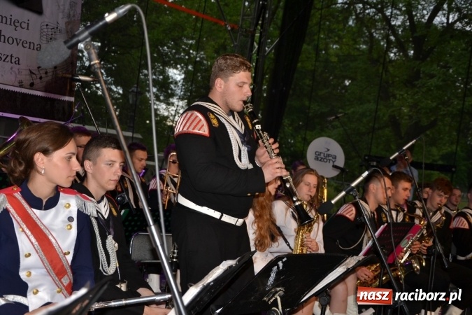 Zdjęcie w galerii na portalu naszraciborz.pl: Parada marszowa i koncert z muzyką filmową i rockową w parku przy pałacu Lichnowskich wiadomości z regionu