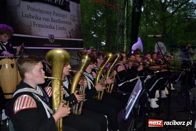 Zdjęcie w galerii na portalu naszraciborz.pl: Parada marszowa i koncert z muzyką filmową i rockową w parku przy pałacu Lichnowskich wiadomości z regionu