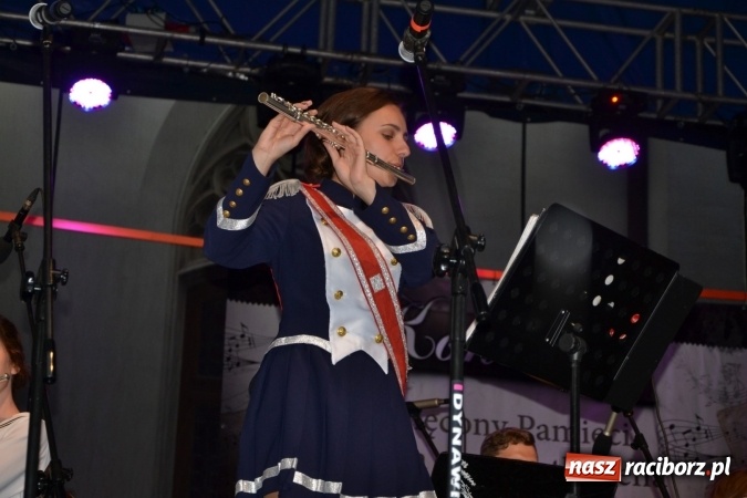 Zdjęcie w galerii na portalu naszraciborz.pl: Parada marszowa i koncert z muzyką filmową i rockową w parku przy pałacu Lichnowskich wiadomości z regionu