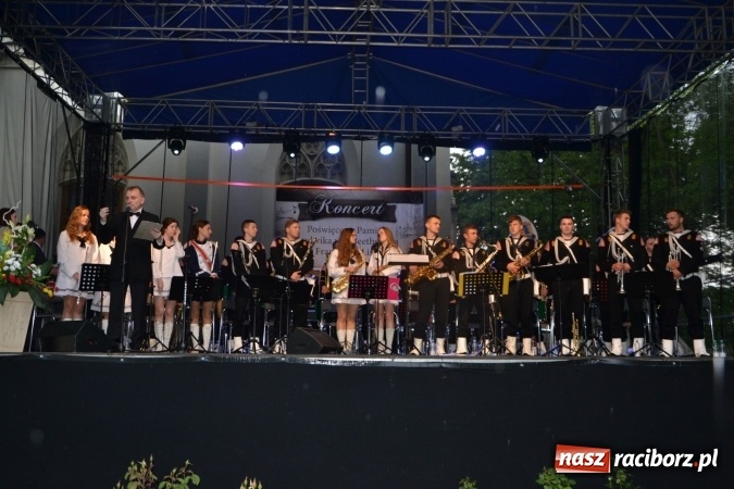 Zdjęcie w galerii na portalu naszraciborz.pl: Parada marszowa i koncert z muzyką filmową i rockową w parku przy pałacu Lichnowskich wiadomości z regionu