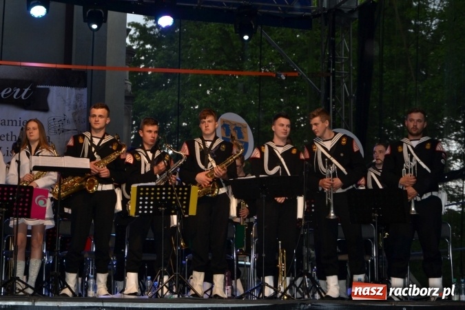 Zdjęcie w galerii na portalu naszraciborz.pl: Parada marszowa i koncert z muzyką filmową i rockową w parku przy pałacu Lichnowskich wiadomości z regionu