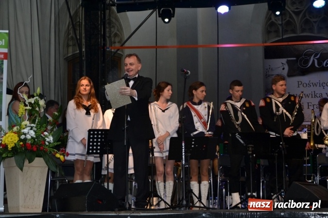 Zdjęcie w galerii na portalu naszraciborz.pl: Parada marszowa i koncert z muzyką filmową i rockową w parku przy pałacu Lichnowskich wiadomości z regionu