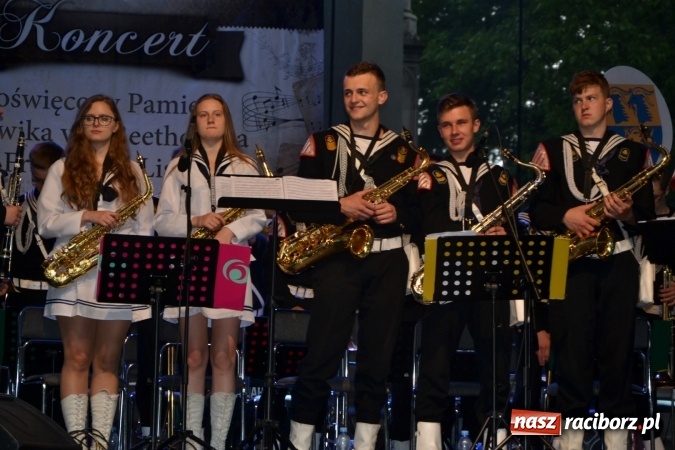 Zdjęcie w galerii na portalu naszraciborz.pl: Parada marszowa i koncert z muzyką filmową i rockową w parku przy pałacu Lichnowskich wiadomości z regionu