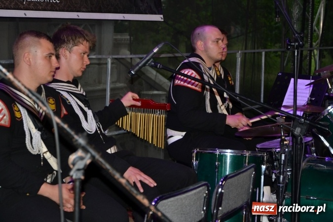 Zdjęcie w galerii na portalu naszraciborz.pl: Parada marszowa i koncert z muzyką filmową i rockową w parku przy pałacu Lichnowskich wiadomości z regionu