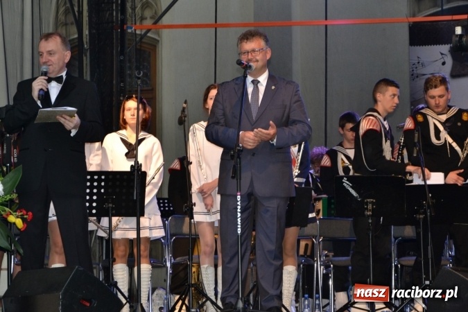 Zdjęcie w galerii na portalu naszraciborz.pl: Parada marszowa i koncert z muzyką filmową i rockową w parku przy pałacu Lichnowskich wiadomości z regionu